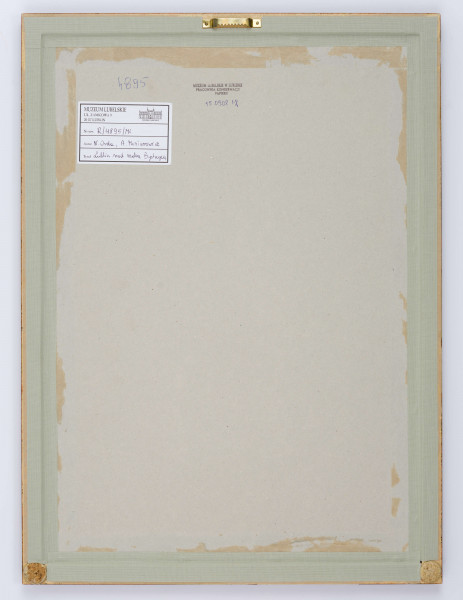 Widok dziedzińca zamku lubelskiego z kaplicą i basztą. Na pierwszym planie, po prawej baszta na planie koła, w głębi nieco na lewo od osi, w obwodzie murów skrzydła wschodniego bryła późnogotyckiej kaplicy św. Trójcy. Przy północnej ścianie kaplicy dawny dom mansjonarski, po lewej wolnostojąca smukła kapliczka. Przedstawienie w tonacji szarości i beżu, miękko modelowane.