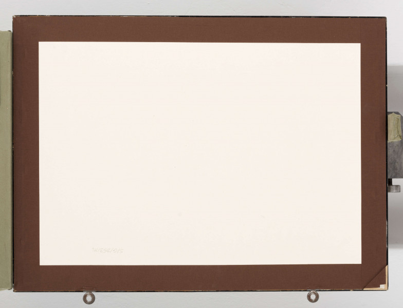 Pejzaż. Na lekko pagórkowatym terenie, w centrum kompozycji rozłożyste drzewo o grubych, rozgałęzionych konarach i bujnej koronie. Przed nim po prawej niższe drzewko o dość grubym pniu. Z tyłu gęste zarośla drzew i krzewów. Przy lewej krawędzi fragment kolejnego drzewa, za nim, w głębi zabudowania. Horyzont obniżony. Formy zaznaczone miękkimi, roztartymi kreskowaniami, miejscami podkreślone delikatnym konturem
