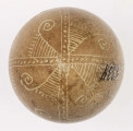 E/1334/ML - Technika batik. Podział podłużny na 4 części, poprzeczny na 2. Motyw swastyki. Barwa tła brązowa, barwa motywu biała.