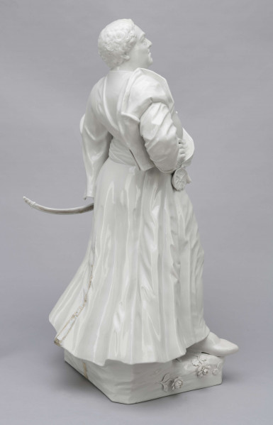 S/CS/657/ML - Figura z białej porcelany przedstawia króla Augusta III en pied na cokole zdobionym plastycznie modelowanymi różami i goździkami. Król stoi w kontrapoście, z lekko uniesioną głową, prawą rękę opiera na biodrze, w lewej opuszczonej trzyma czapkę okrągłą obszytą futrem. Ubrany jest w polski strój szlachecki: żupan, kontusz z zarzuconymi wylotami i pas. Na piersi ma order Złotego Runa i wstęgę z krzyżem orderu Orła Białego, przy lewym boku szablę na ozdobnych rapciach.
Figura stanowi wierne odwzorowanie portretu króla wykonanego przez Louis de Silvestre'a nadwornego malarza ok. roku 1737 (obecnie w zbiorach Muzeum w Wilanowie).