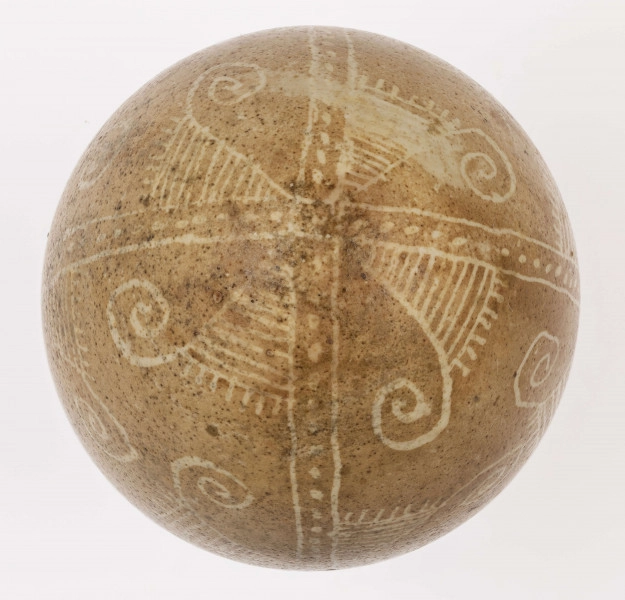 E/1334/ML - Technika batik. Podział podłużny na 4 części, poprzeczny na 2. Motyw swastyki. Barwa tła brązowa, barwa motywu biała.