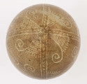 E/1334/ML - Technika batik. Podział podłużny na 4 części, poprzeczny na 2. Motyw swastyki. Barwa tła brązowa, barwa motywu biała.