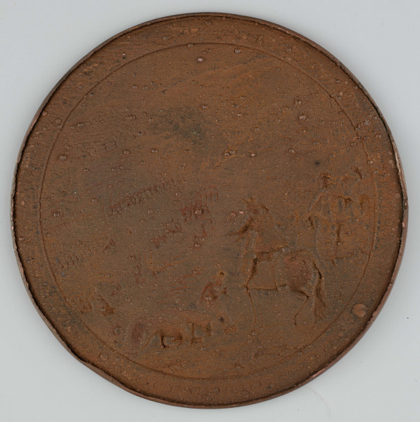 N/6727/ML - W tondzie ujętym profilowanym otokiem portret konny króla Władysława IV w otoczeniu hetmanów Kazanowskiego i Radziwiłła, przyjmującego kapitulację delegacji wojsk moskiewskich. W tle maszerujące oddziały wojsk, obwarowany obóz wojsk moskiewskich i Smoleńsk. W otoku napis:
DEI OPT : MAX : AVSPICIO INVICIT : VLADISLAI IV POL : SVECIAE REG : ARMIS VICTRIC : SMOLENSCV OBSIDIONE LIBERATV MOSCI SVBIVGATI SIGNA DVCES PROSTRATI .