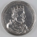 N/9455/ML - AV. Popiersie króla Bolesława Chrobrego w koronie w profilu w prawo. Napis dookolny rozdzielony na dole przez kompozycję:
BOLESLAUS DICTUS CHROBRY SIVE STRENUUS.
Monogram: I.P.H.F.

RV. Jedenstowierszowy napis:
PRIMUS / IN POLONIA / REGIO DIADEMATE / INSIGNITUS, / TERMINOS IMPERII AD / ALBIM BORYSTHENEM / ET OSSAM VICTOR / DESIGNAVIT. / OBIT A. DOMIN:1025./ AETAT:58.REG:33. / D.3.APRILIS.