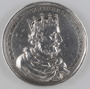 N/9455/ML N/9455/ML - AV. Popiersie króla Bolesława Chrobrego w koronie w profilu w prawo. Napis dookolny rozdzielony na dole przez kompozycję:
BOLESLAUS DICTUS CHROBRY SIVE STRENUUS.
Monogram: I.P.H.F.
RV. Jedenstowierszowy napis:
PRIMUS / IN POLONIA / REGIO DIADEMATE / INSIGNITUS, / TERMINOS IMPERII AD / ALBIM BORYSTHENEM / ET OSSAM VICTOR / DESIGNAVIT. / OBIT A. DOMIN:1025./ AETAT:58.REG:33. / D.3.APRILIS.