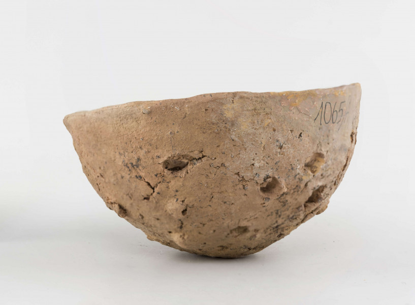 Naczynie półkuliste dno z otworem krawędz ścieta płasko otworki rozmieszczone niereguralnie na całej powierzchni wypychane od wnętrza powierzchnie gładzone niestarannie zewnętrza porowato-chropowata 