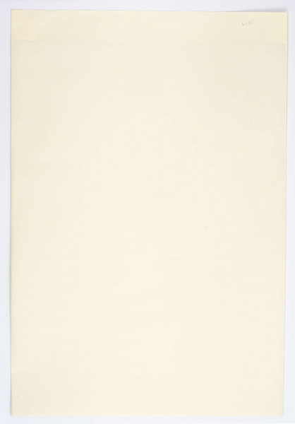 Widok Bramy Krakowskiej wraz z fragmentami przylegających kamienic. Bryła bramy w centrum, na osi. Budynek bramy z wysuniętym przedbramiem zwieńczonym trzema wieżyczkami i blankowaniem (krenelażem). W przyziemiu półkolisty przejazd, nad nim nisza z obrazem Matki Boskiej. Z tyłu wieża bramna na planie kwadratu, górna kondygnacja na planie ośmioboku, z tarczą zegarową na osi. Poniżej zegara napis: CIEPŁA 14. Brama zwieńczona barokowym hełmem z latarnią. Przed bramą fragment ulicy z sylwetkami spacerujących przechodniów. Bryła budowli określona rozjaśnioną żółcienią, miejscami nałożone plamy bruntatnej czerwieni i cieniowania w tonaji szarości.  