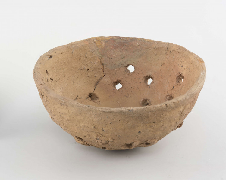 Naczynie półkuliste dno z otworem krawędz ścieta płasko otworki rozmieszczone niereguralnie na całej powierzchni wypychane od wnętrza powierzchnie gładzone niestarannie zewnętrza porowato-chropowata 