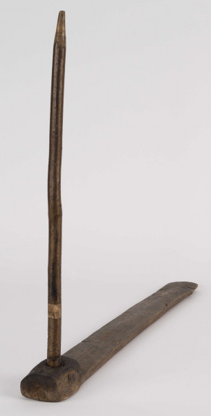 E/944/ML - Przęślica krężołkowa z przysiadką. Złożona z grubej poziomej przysiadki, w której przy jednym końcu osadzona jest pionowa beleczka, zw. piórem. Krężla brak. Podstawa ma przekrój kwadratowy. Przęślica wykonana z drewna sosny, pióro z leszczyny. Zarówno pióro, jak i przysiadka, nie jest pokryta żadnym ornamentem. Służyła do umocowywania wełny, lnu czy konopi, przy wiciu przędzy za pomocą wrzeciona.