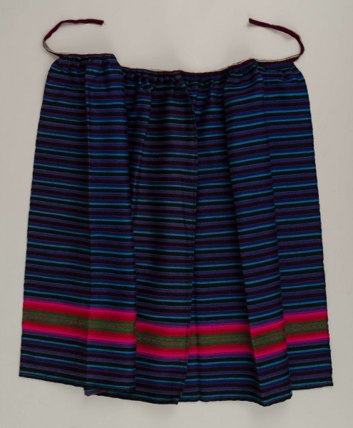 E/6813/ML - Fartuszek wełniany tkany w kolorowe wąskie pasy w kolorze: granatowym, niebieskim, fioletowym, czarnym i amarantowym z szerokim pasem o wiązce kolorystycznej: amarantowy, czerwony, zielony. Przymarszczony i wszyty w płócienny pasek z troczkami.