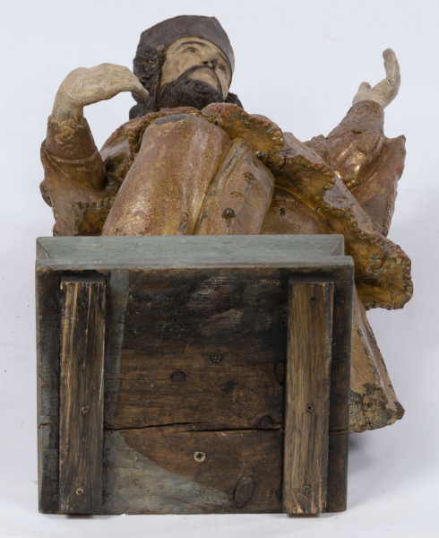 E/16816/ML - Rzeźba drewniana, pełna, polichromowana, przedstawiająca św. Jana Nepomucena. Kompozycja frontalna. Postać stojąca w kontrapoście – prawa noga zgięta i wysunięta do przodu. Sylwetka przechylona na prawo. Lewa ręka zgięta w łokciu i wysunięta do przodu. Prawa zgięta, uniesiona do góry. Brak atrybutów (krzyża i palmy) w dłoniach.
Postać ubrana w sutannę, komżę drapowaną w fałdy i zakończoną koronką, płaszcz z kapturem. Ślady złoceń na partii ubrania. Głowa skierowana na prawo. Twarz podłużna (kolor kremowy), usta proste, oczy z zaznaczonymi na ciemno tęczówkami, nos prosty, lekko zaznaczone kości policzkowe. Wolutowe pukle brody i włosów, symetryczne. Na głowie ciemnobrązowy biret. Stopy wystające spod sutanny.

Konserwacja: 2001 r.