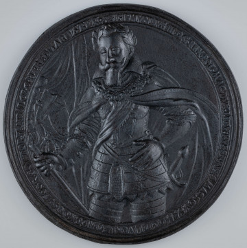 N/1516/ML - AV. W tondzie ujętym pojedynczym otokiem sznureczkowym postać króla do kolan, lekko w prawo. Na głowie wieniec laurowy, zbroja, z narzuconym na nią płaszczem, łańcuch z orderem Złotego Runa, w prawej ręce regiment. W otoku napis:
 SIGISMVNDVS III . D . G . REX . POL . MAG . DVX . LITV : RVSS : PRVSS . MASSOV : SAMOGIT . LIVONIAEQ . NEC . NON . SVECOR . GOTTOR . VANDALORQ . HAEREDITARIVS . REX
Całość obwiedziona pojedynczym otokiem liniowym.

RV. Panorama Smoleńska otoczonego murem obronnym, z lotu ptaka. Wewnątrz uchwycony moment wybuchu dwóch pocisków. Na górze, w łuku, pomiędzy arabeskami napis:
DVM . VINCOR . LIBEROR .
Na dole, na rzece opływającej miasto, napis objaśniający:
BORYSTHENES FLVVIVS
Niżej dwuwierszowy napis:
SMOLENSCVM . CAPTVM / DIE 13 IVNY ANO 1611 . 
Całość obwiedziona pojedynczym otokiem sznureczkowym.
