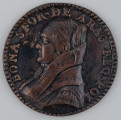 N/1497/ML - Popiersie królowej Bony w profilu w lewo, z czepcem na głowie, w sukni z wysokim kołnierzem. W otoku napis rozdzielony na dole przez wizerunek:
BONA SFOR DE ARAG REG POL
Monogram: D
Przy obrzeżu pojedynczy otok perełkowy.
W napisie znaki międzywyrazowe.
