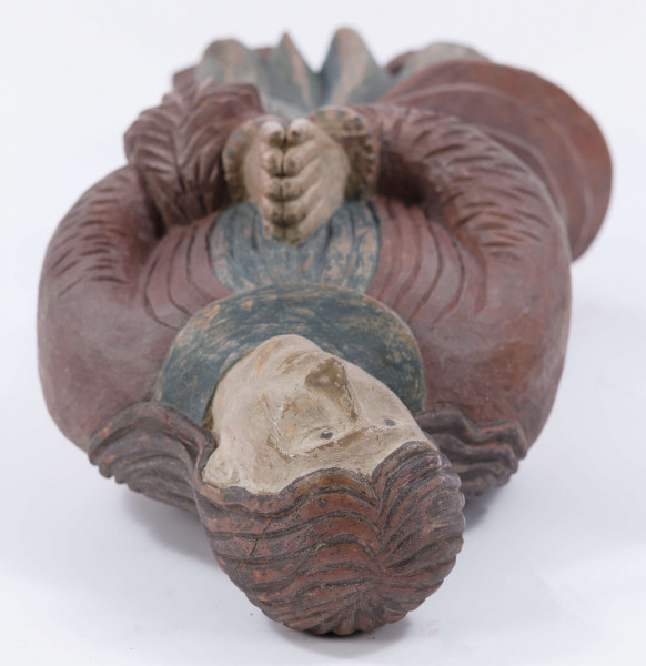 E/16137/ML - Rzeźba drewniana, pełna, polichromowana, przedstawiająca św. Anny. Na postumencie w kształcie nieregularnego prostokąta, zakomponowana postać świętej, w długiej sukni, układanej w pionowe fałdy. U góry fałdy są drobniejsze, u dołu fałdy grubsze, pod szyją kołnierzyk w kształcie półokrągłej plisy. Na sukni kubraczek w kolorze brązowym, sięgający do połowy łydki, o połach zaokrąglonych u dołu. Kubrak z długimi rękawami jest dopasowany w czasie. Z przodu do pasa podkreślony jest dość wąskimi pionowymi żłobieniami, od pasa szerszymi biegnącymi ukośnie fałdami, zaś na rękawach ukośnymi nieregularnymi żłobieniami. Ręce złożone na piersiach do modlitwy. Głowa wzniesiona lekko do góry i lekko przechylona w prawo. Włosy brązowe, zaznaczone z przedziałkiem pośrodku, opadające na plecy, podkreślone żłobieniami. Nos prosty wydatny, usta wąskie, oczy owalne czarne, brwi cienkie łukowate czarne. Twarz i ręce pokryte cielistą farbą. Widoczne uszy. Spod sukni widoczne bose stopy.

Konserwacja: 1988 r.