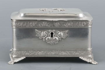 S/Mt/354/ML - Cukiernica prostokątna o lekko zaokrąglonych narożach, na czterech nóżkach w formie uskrzydlonych lwich łap, z profilowanym wieczkiem. Brzegi obwiedzione moletowaną taśmą: u dołu z motywem winnej łozy, u góry - wici różanej.Szyld zamka zdobi plakieta z girandą róż, druga - na wieczku - jest uszkodzona a przez to nieczytelna.
Na dnie sygnatury kursywa we wklesłych owalnych ramkach:
- K.Rotkiel
- w lublinie
Przedzielone okrągłą puncą z próbą 