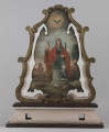 E/16800/ML - Feretron drewniany polichromowany. W obramieniu stylizowanym, przypominającym kwiat tulipana, przedstawia Św. Barbarę i Św. Onufrego. 
Św. Barbara: na tle pejzażu z  zabudową miasta (mury, wieża, most, szczyt kościoła, inne budynki), wśród kamieni i zieleni postać Świętej. Zielona szata, czerwony płaszcz na ramionach, złota korona i aureola. Lewa noga wsparta na kamieniu; w prawej uniesionej ręce kielich z hostią, w lewej opuszczonej – miecz i palma męczeństwa. Włosy długie brązowe, spływające falami na plecy. Oczy wzniesione ku niebu. Na szaro-niebieskim niebie, nad postacią, szaro-biały gołąb.
 Św. Onufry: po prawej stronie obrazu, pod drzewem, klęcząca postać Świętego (w profilu), naga, z długimi siwymi włosami i brodą. Wzrok skierowany ku postaci aniołka na obłoku (w lewym górnym rogu), udzielającemu Świętemu komunii. Aniołek z przerzuconym różowym płaszczem, w lewej ręce trzyma kielich, w prawej – hostię. Na drugim planie – bryła kościoła i krzyż przydrożny.
Napisy: patrz poniżej

Konserwacja: 1999-2000