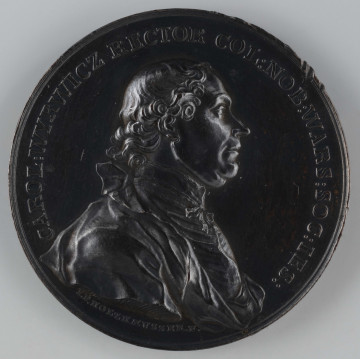 N/2564/ML - AV. Popiersie Karola Wyrwicza w profilu w prawo, z odkrytą głową. W otoku napis rozdzielony na dole przez kompozycję:
CAROL:WYRWICZ RECTOR COL:NOB:WARS:SOC:IES:
Sygnatura: I.P.HOLZHAEUSSER.F.

RV. Siedmiowierszowy napis:
IUVENTUTIS / INSTITUTIONE / SCRIPTIS QUE / DE PATRIA ET LITTERIS / BENE MERENTI / STAN:AUG:REX / MDCCLXXII
Całość ujęta otokiem z perełek o dwóch wielkościach.