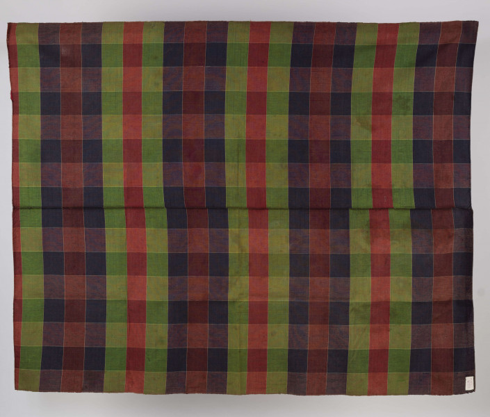 E/2792/ML - Kraciak lniany, tkany splotem prostym. Pasy: czerwone, zielone, grantowe i bordowe, poprzecinane białą kratką. Brzeg obrębiany ręcznie. Tkanina łączona.