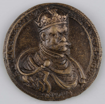 N/1510/ML - AV. W tondzie ujętym pojedynczym otokiem liniowym popiersie króla en trois quarts w prawo, w koronie, w zbroi i płaszczu. W otoku napis rozdzielony na dole, po bokach i na górze przez wizerunek:
STEPHANVS . D . G . RE - [X] - POLON . - ET . MAG : DVX LITVA
Przy obrzeżu pojedynczy otok ziarnisty.

RV. Dwie ozdobne tarcze z polskim orłem i litewską Pogonią, zwieńczone koroną i mitrą, na których wspiera dłoń anioł umieszczony ponad tarczami. Tarcze oparte na panopliach, podtrzymywane z boków przez dwie postacie. W otoku napis rozdzielony przez kompozycję:
CO - N - [COR] - DIA . VINCVLVM . - REI - PVPLI . 
Przy obrzeżu podwójny otok liniowy i ziarnisty.