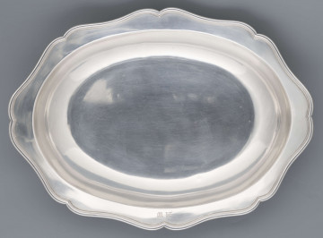 S/Mt/503/ML - Półmisek owalny, głęboki, z kołnierzem wykrojonym faliście i obwiedzionym profilowanym rantem. Na kołnierzu grawerowany monogram 