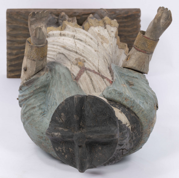 E/8422/ML - Rzeźba drewniana, pełna, polichromowana, przedstawiająca św. Jana Nepomucena. Zakomponowana frontalnie, z rękoma zgiętymi w łokciu i lekko rozłożonymi. Twarz owalna, pomalowana białą farbą. Małą broda i krótkie czarne wąsy. Nos krótki, prosty. Oczy owalne podkreślone czarnym konturem. Brwi łukowate, wąskie, czarne. Włosy czarne, ułożone w pukle. Na głowie czarny biret. Długa czarna sutanna, biała komża ozdobiona u dołu złotą koronką. Na piersiach krzyż, zawieszony na łańcuchu. Na komżę narzucona jasnoniebieska peleryna. Stopy lekko rozstawione. Obuty w sandały o jednym pasku. 

Konserwacja: 1990 r.