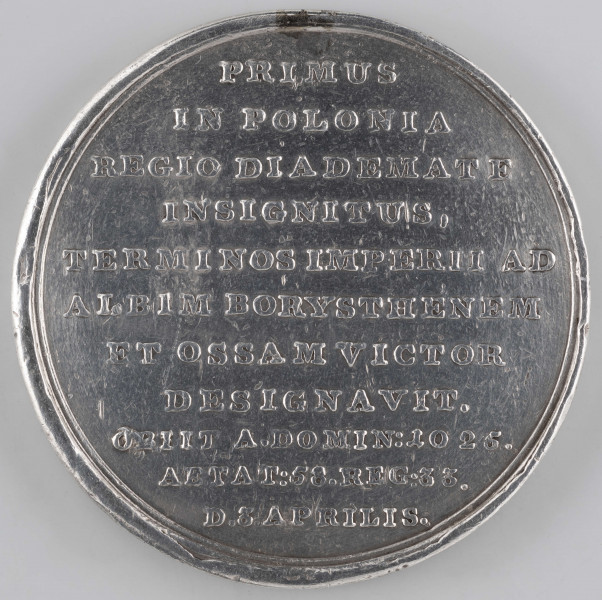 N/9455/ML - AV. Popiersie króla Bolesława Chrobrego w koronie w profilu w prawo. Napis dookolny rozdzielony na dole przez kompozycję:
BOLESLAUS DICTUS CHROBRY SIVE STRENUUS.
Monogram: I.P.H.F.

RV. Jedenstowierszowy napis:
PRIMUS / IN POLONIA / REGIO DIADEMATE / INSIGNITUS, / TERMINOS IMPERII AD / ALBIM BORYSTHENEM / ET OSSAM VICTOR / DESIGNAVIT. / OBIT A. DOMIN:1025./ AETAT:58.REG:33. / D.3.APRILIS.