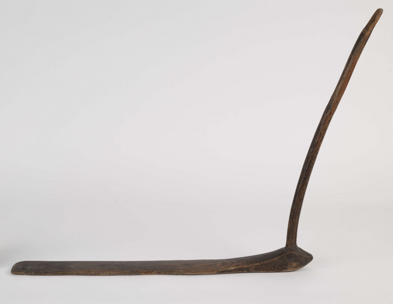 E/3052/ML - Przęślica krężołkowa z przysiadką. Pióro – pionowa beleczka i przysiadka z samorodnego drewna sosnowego. Krężel ruchomy w kształcie wydłużonego stożka. Obsadka przysiadki nieco podgięta ku górze, zakończona wyrzeźbionymi 3 zębami. Służy do umocowywania wełny, lnu lub konopi, przy wici nici za pomocą wrzeciona.