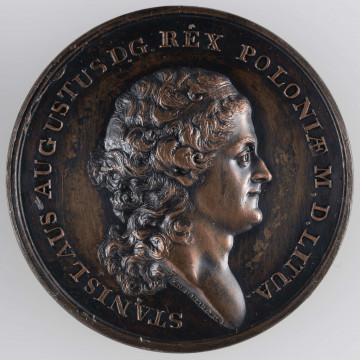 N/1592/ML - AV. Głowa króla w profilu w prawo. W otoku napis rozdzielony na dole przez kompozycję:
STANISLAUS AUGUSTUS D.G. REX POLONIAE M.D.LITUA.
Sygnatura F. / IAN REGULSKI

RV. Jedenastowierszowy napis:
S.A.R. / ET COMITIA / REIPUBLICAE / POLON : VOVERUNT / III . MAJI . MDCCXCI . / DIVINAE PROVIDENTIAE / TEMPLUM CUIUS / PRIMUM LAPIDEM / POSUERUNT . / III . MAJI . / MDCCXCII . 
NA RV. pęknięcie i wada stempla.