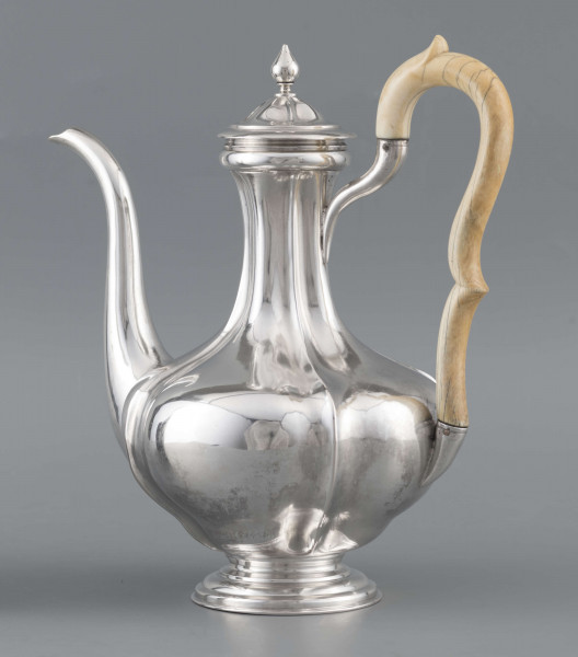 S/Mt/514/ML - Kafetiera w kształcie tralki o brzuscu pękatym i smukłej szyjce, profilowana a żeberkowaniem, na niskiej stopie. Wylew w formie dziobka, ucho kościane z okrągłego wałka, profilowane, osadzone w dwóch tulejkach, pokrywka wysklepiona, z wystającą kryzą i uchwytem w kształcie cebulki. Wnetrze złocone.
Na dnie sygnatura:
- imienna 