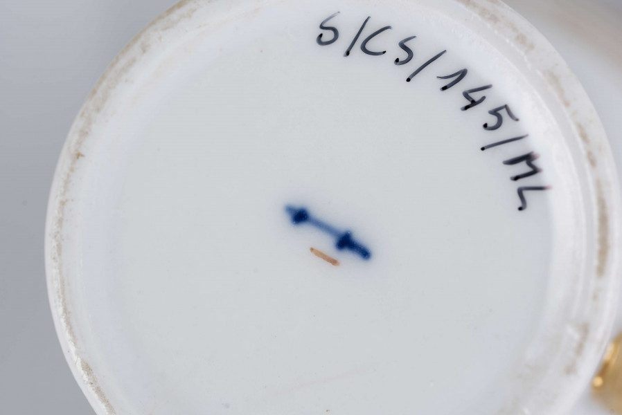 S/CS/145/ML - Filiżanka koniczna, ucho pętelkowe. Dekoracja malowana wielobarwnie i złocona. Frontalnie na białym tle malowany bukiet niezapominajek a nad nim napis złotem 