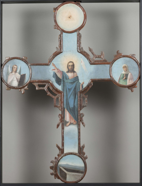 E/16803/ML - Krzyż dwustronny, po obu stronach po 5 pól z malowanymi przedstawieniami – z jednej strony temat Ukrzyżowania, z drugiej – Zmartwychwstania. Tło na obu stronach błękitne, z obłokami.

Ukrzyżowanie
W centrum Chrystus Ukrzyżowany: w cierniowej koronie, perizonium, ze stopami przybitymi, każda odrębnym gwoździem. Na górnym ramieniu tabliczka z napisem INRI. W polu pod krzyżem widnieje czaszka i skrzyżowane piszczele. W polu po lewej – Maryja ze złożonymi dłońmi, ubrana w błękitną suknię i biały maforion, obok zachowany fragment inskrypcji (MP). Po prawej św. Jan (C. IOAHN) w błękitnej szacie spodniej i białym płaszczu, z dłońmi skierowanymi w stronę Chrystusa. W górnym polu – Bóg Ojciec wychylający się spośród chmur, w rozwianym płaszczu, z napisem: ??? ???.
Zmartwychwstanie
W centrum ukazany jest Chrystus Zmartwychwstały; prawą dłoń unosi ku górze, jego głowę otacza poświata. Ubrany jest w jasnoróżową szatę spodnią i błękitny płaszcz. W polu poniżej widoczny jest pusty sarkofag. Ponad nim widnieje napis: BOCKPECEHIE ?????. W polu po lewej – w jasnych szatach ukazany jest anioł trzymający płytę nagrobną, po prawej – jedna z myrofor, z naczyniem na olejek w dłoniach, ubrana w błękitną suknię i biały maforion. W górnym polu, pośród chmur, w jasnej poświacie widnieje oko opatrzności (oko wpisane w trójkąt).
Wszystkie twarze, oprócz Boga Ojca, mają identyczne rysy. Ograniczona gama barwna. 
Przemieszanie napisów cyrylickich i łacińskich świadczy o środowisku unickim.

Konserwacja: 2010