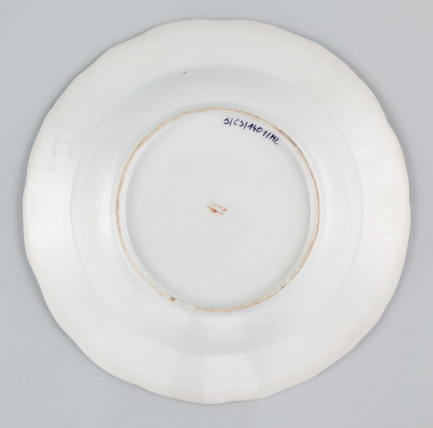 S/CS/1401/ML - Talerz głęboki, okrągły, z wodrębnioną fasetą, brzeg kołnierza falisty. Zdobiony malowanym wzorem kobaltowym i złoceniem: na kołnierzu i fasecie nieulistnione gałązki stylizowanej tarniny konturowane złotem, w tle złota siateczka, ujęte w szerokie kobaltowe obwódki. 
 
