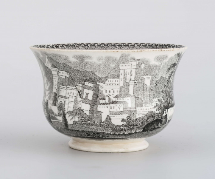 Filiżanka dzwonowata na pierścieniowej podstawie, ucho pętelkowe w kształcie cyfry 