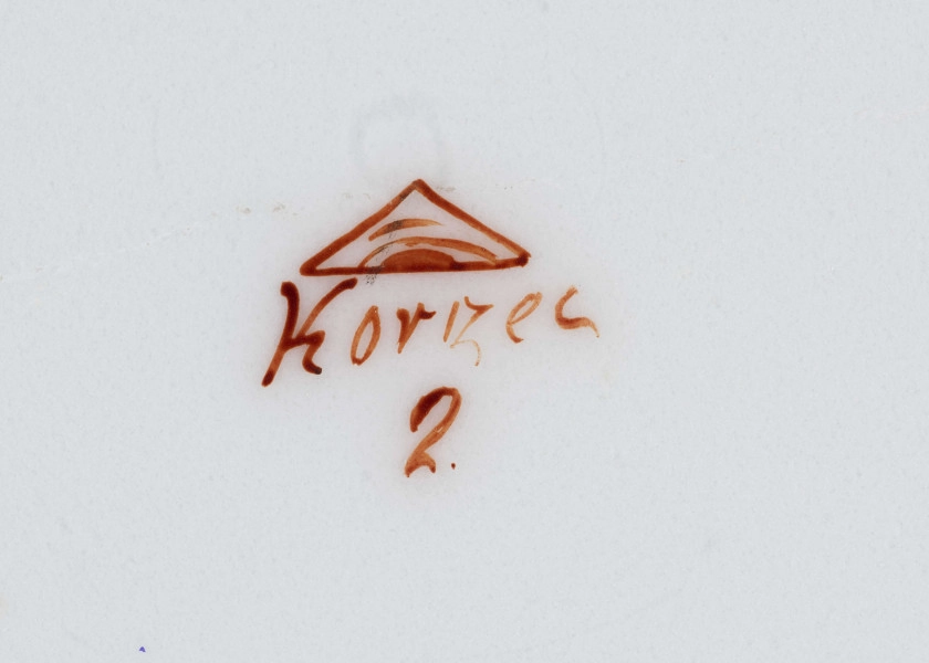 S/CS/1453/ML - Talerz głęboki, okrągły, gładki. Dekoracja malowana wielobarwnie: w lustrze bukiet z żółtym żonkilem, czerwonymi onętkami i bratkiem polnym, na kołnierzu 3 drobne gałązki z kwiatami.

 