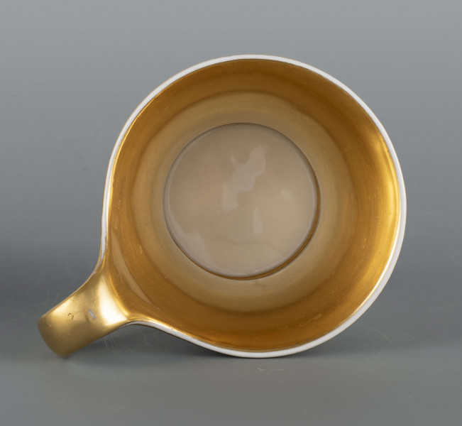 S/CS/145/ML - Filiżanka koniczna, ucho pętelkowe. Dekoracja malowana wielobarwnie i złocona. Frontalnie na białym tle malowany bukiet niezapominajek a nad nim napis złotem 