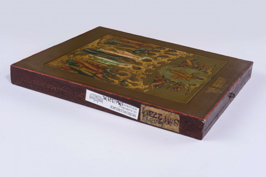 Ikona dwustronna, z kowczegiem. Na awersie ukazana jest scena Wniebowstąpienia, podzielona na dwie strefy. W górnej, ponda obłokami w mandorli siedzi na łuku tęczy Chrystus. Ręce ma wyciągnięte w geście błogosławieństwa archijerejskiego, jego głowę otacza nimb, po bokach którego widnieje monogram. Ubrany jest w złocisty chiton ze stichosem i himation. Mandorlę podtrzymuje czterech aniołów, dwóch z nich gra na trąbach i ma nimby z monogramami. W dolnej strefie, w skalistym górskim pejzażu stoi Maryja, dwóch aniołów i apostołowie. Maryja umiejscowiona jest centralnie, z lewą dłonią wyciągniętą ku Chrystusowi. Ubrana jest w błękitną suknię i czerwono-złocisty maforion. Po bokach towarzyszą jej aniołowie, jeden w złocistym, drugi w zielonym himationie. Spoglądając na poruszonych apostołów wskazują dłońmi na Chrystusa. Po bokach zgrupowani są wpatrzeni w Chrystusa apostołowie z imionami wpisanymi w nimby. Po lewej w górnym rzędzie znajdują się:
Marek, Bartłomiej, Mateusz
w dolnym rzędzie: Filip, Jakub, Piotr
po prawej w górnym rzędzie: Szymon, Tomasz, Jakub
w dolnym rzędzie: Jan, Juda Jakubowy, Andrzej
Ponad wszystkim, w polu ikony widnieje ozdobny napis cyrylicki - Wniebowstąpienie Pana.

Na rewersie ikony przedstawieni są trzej święc związani z tajemnicą śmierci i zmartwychwstania, uczestnicy ukrzyżowania oglądający tu chwałę wniebowstąpienia: św. Jan, który stał pod krzyżem, Józef (z Arymatei), który zadbał o pochówek Chrystusa i Longin - żołnierz, który przebił bok Chrystusa. Przedstawieni są na gładkim tle, zwróceni lekko w lewo, ich głowy otoczone są nimbami.
Św. Jan ukazany jest jako młodzieniec bez zarostu, ma lekko uniesioną głowę, dłonie ułożone w geście modlitwy. Ubrany jest w błękitny chiton i złocisto-czerwony himation.
Św. Józef - nieco starszy, z brodą, opiera pochyloną głowę na prawej dłoni, drugą dłoń kieruje w lewo. Ubrany jest w czerw