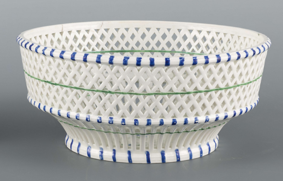 S/CS/1371/ML - Kosz konicznie wgłębiony, kołnierz ażurowy - w dolnej części pionowe równoległe pręty, w górnej ukośna kratownica), wylew obwiedziony półwałkiem. Dekoracja malowana barwnie: lustro obwiedzione wicią winorośli z trzema gałązkami niezapominajek, elementy koszykowe konturowane zielenią, krawędzie od zewnątrz podkreślone błękitnymi pionowymi kreskami.  