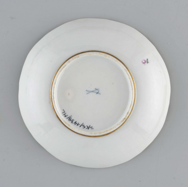 Spodek okrągły o wgłębionym dnie i falistym konturze brzegu, na kołnierzu plecionka w typie 