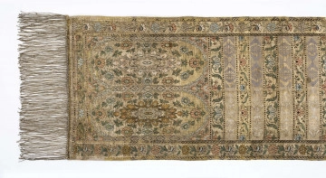 S/T/183/ML Pas kontuszowy 4-stronny
Ornament:
głowy - dwa motywy ukwieconych rozet wpisanych w owalne medaliony
środek - poprzeczne pólka w układzie a,b,a,c
a - z motywem rombów z rozetami
b i c - z dwoma odmiennymi motywami zgeometryzowanej wici kwiatowej
obrzeżenia - z motywem gałązek kwiatowych
obwódki pionowe w przeplatające się wężyki, poziome w kółeczka
Kolor:
pr. - tło złote, ornement - kwiaty w głowach i pólkach b, c, na przemian łososiowe i jasnoniebieskie, listki zielone, gałązki i kontury czarne, romby w pólkach a w połowie niebieskie, w połowie białe
l. - tło czarne, pólka a w połowie czerwone, w połowie zielone,
Frędzla doszyta, pleciona, złota
W narożnikach sygnatura wytkana w prostokącie: