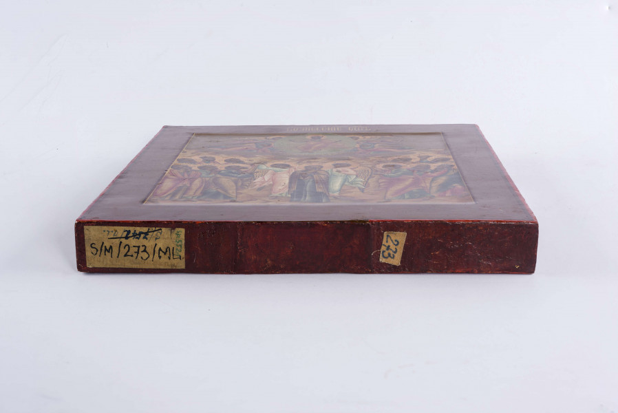 Ikona dwustronna, z kowczegiem. Na awersie ukazana jest scena Wniebowstąpienia, podzielona na dwie strefy. W górnej, ponda obłokami w mandorli siedzi na łuku tęczy Chrystus. Ręce ma wyciągnięte w geście błogosławieństwa archijerejskiego, jego głowę otacza nimb, po bokach którego widnieje monogram. Ubrany jest w złocisty chiton ze stichosem i himation. Mandorlę podtrzymuje czterech aniołów, dwóch z nich gra na trąbach i ma nimby z monogramami. W dolnej strefie, w skalistym górskim pejzażu stoi Maryja, dwóch aniołów i apostołowie. Maryja umiejscowiona jest centralnie, z lewą dłonią wyciągniętą ku Chrystusowi. Ubrana jest w błękitną suknię i czerwono-złocisty maforion. Po bokach towarzyszą jej aniołowie, jeden w złocistym, drugi w zielonym himationie. Spoglądając na poruszonych apostołów wskazują dłońmi na Chrystusa. Po bokach zgrupowani są wpatrzeni w Chrystusa apostołowie z imionami wpisanymi w nimby. Po lewej w górnym rzędzie znajdują się:
Marek, Bartłomiej, Mateusz
w dolnym rzędzie: Filip, Jakub, Piotr
po prawej w górnym rzędzie: Szymon, Tomasz, Jakub
w dolnym rzędzie: Jan, Juda Jakubowy, Andrzej
Ponad wszystkim, w polu ikony widnieje ozdobny napis cyrylicki - Wniebowstąpienie Pana.

Na rewersie ikony przedstawieni są trzej święc związani z tajemnicą śmierci i zmartwychwstania, uczestnicy ukrzyżowania oglądający tu chwałę wniebowstąpienia: św. Jan, który stał pod krzyżem, Józef (z Arymatei), który zadbał o pochówek Chrystusa i Longin - żołnierz, który przebił bok Chrystusa. Przedstawieni są na gładkim tle, zwróceni lekko w lewo, ich głowy otoczone są nimbami.
Św. Jan ukazany jest jako młodzieniec bez zarostu, ma lekko uniesioną głowę, dłonie ułożone w geście modlitwy. Ubrany jest w błękitny chiton i złocisto-czerwony himation.
Św. Józef - nieco starszy, z brodą, opiera pochyloną głowę na prawej dłoni, drugą dłoń kieruje w lewo. Ubrany jest w czerw