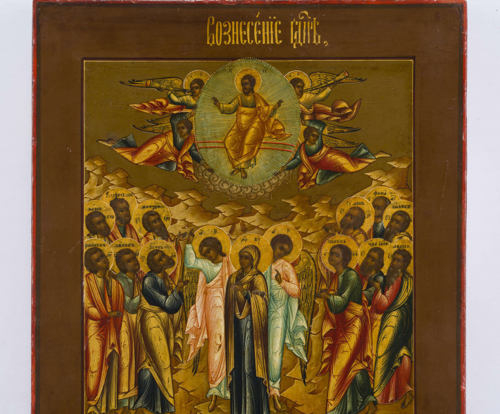 Ikona dwustronna, z kowczegiem. Na awersie ukazana jest scena Wniebowstąpienia, podzielona na dwie strefy. W górnej, ponda obłokami w mandorli siedzi na łuku tęczy Chrystus. Ręce ma wyciągnięte w geście błogosławieństwa archijerejskiego, jego głowę otacza nimb, po bokach którego widnieje monogram. Ubrany jest w złocisty chiton ze stichosem i himation. Mandorlę podtrzymuje czterech aniołów, dwóch z nich gra na trąbach i ma nimby z monogramami. W dolnej strefie, w skalistym górskim pejzażu stoi Maryja, dwóch aniołów i apostołowie. Maryja umiejscowiona jest centralnie, z lewą dłonią wyciągniętą ku Chrystusowi. Ubrana jest w błękitną suknię i czerwono-złocisty maforion. Po bokach towarzyszą jej aniołowie, jeden w złocistym, drugi w zielonym himationie. Spoglądając na poruszonych apostołów wskazują dłońmi na Chrystusa. Po bokach zgrupowani są wpatrzeni w Chrystusa apostołowie z imionami wpisanymi w nimby. Po lewej w górnym rzędzie znajdują się:
Marek, Bartłomiej, Mateusz
w dolnym rzędzie: Filip, Jakub, Piotr
po prawej w górnym rzędzie: Szymon, Tomasz, Jakub
w dolnym rzędzie: Jan, Juda Jakubowy, Andrzej
Ponad wszystkim, w polu ikony widnieje ozdobny napis cyrylicki - Wniebowstąpienie Pana.

Na rewersie ikony przedstawieni są trzej święc związani z tajemnicą śmierci i zmartwychwstania, uczestnicy ukrzyżowania oglądający tu chwałę wniebowstąpienia: św. Jan, który stał pod krzyżem, Józef (z Arymatei), który zadbał o pochówek Chrystusa i Longin - żołnierz, który przebił bok Chrystusa. Przedstawieni są na gładkim tle, zwróceni lekko w lewo, ich głowy otoczone są nimbami.
Św. Jan ukazany jest jako młodzieniec bez zarostu, ma lekko uniesioną głowę, dłonie ułożone w geście modlitwy. Ubrany jest w błękitny chiton i złocisto-czerwony himation.
Św. Józef - nieco starszy, z brodą, opiera pochyloną głowę na prawej dłoni, drugą dłoń kieruje w lewo. Ubrany jest w czerw