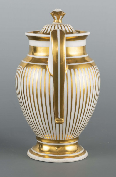 S/CS/1382/ML - Stopa lejkowa, profilowana, korpus owoidalny, szyja cylindryczna z lekko wywinietym wylewem, pokrywka wysklepiona z wystającym uchwytem w formie rozetki, dziobek rurkowy, ucho wysokie w formi litery 