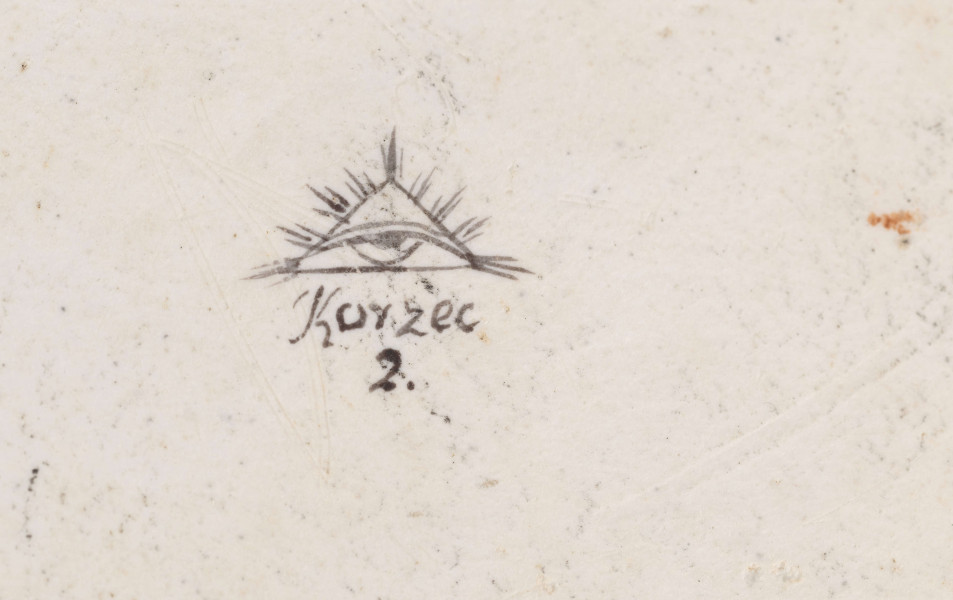 S/CS/1226/ML - Półkulista czasza wsparta na czterech podporach przymocowa- nych do płaskiej wielobocznej podstawy. Podpory u nasady zakończone lwimi łapami, w zwieńczeniu antabami z lwimi maskami. Wylew obwiedziony jest cynobrową bordiurą z czarnymi konturami, czaszę obiega fryz czarnej winorośli na cynobrowym tle. Brak pokrywy
 