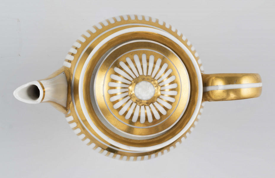 S/CS/1382/ML - Stopa lejkowa, profilowana, korpus owoidalny, szyja cylindryczna z lekko wywinietym wylewem, pokrywka wysklepiona z wystającym uchwytem w formie rozetki, dziobek rurkowy, ucho wysokie w formi litery 