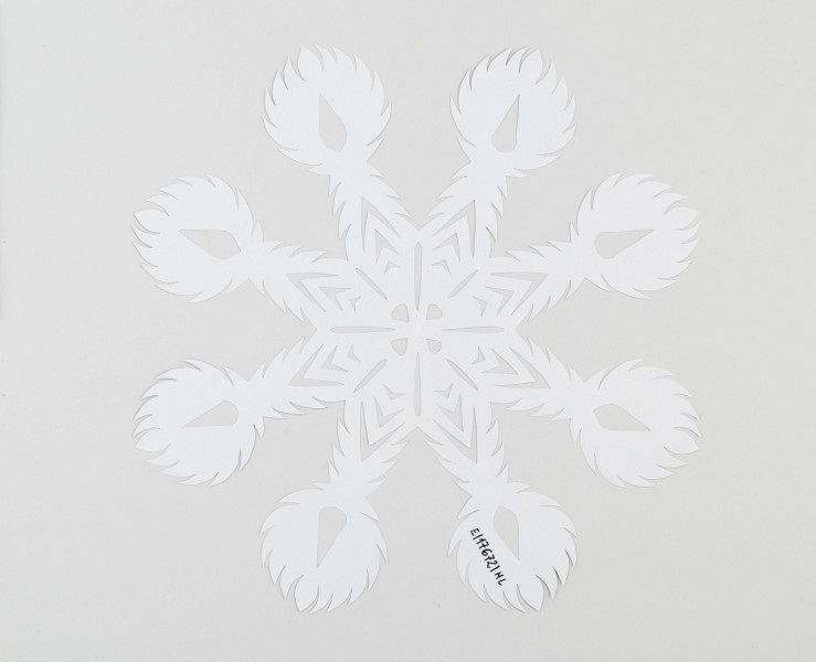 Wycinanka koloru brązowego – gwiazda, przypominająca kształtem gwiazdę kolędniczą. Ośmioramienna. Każde ramię zakończone pomponem. W środku układ ze strzałek i nacięć w formie płatków.