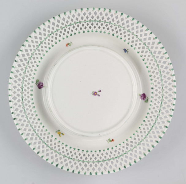 S/CS/1371/ML - Kosz konicznie wgłębiony, kołnierz ażurowy - w dolnej części pionowe równoległe pręty, w górnej ukośna kratownica), wylew obwiedziony półwałkiem. Dekoracja malowana barwnie: lustro obwiedzione wicią winorośli z trzema gałązkami niezapominajek, elementy koszykowe konturowane zielenią, krawędzie od zewnątrz podkreślone błękitnymi pionowymi kreskami.  