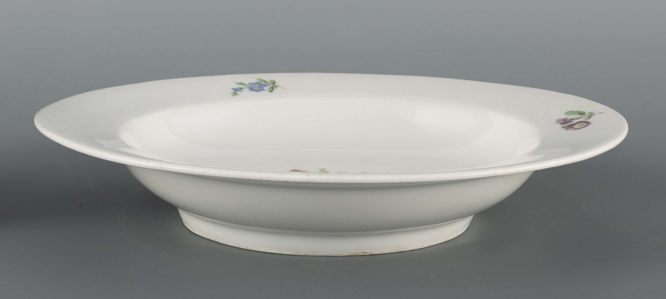 S/CS/1453/ML - Talerz głęboki, okrągły, gładki. Dekoracja malowana wielobarwnie: w lustrze bukiet z żółtym żonkilem, czerwonymi onętkami i bratkiem polnym, na kołnierzu 3 drobne gałązki z kwiatami.

 