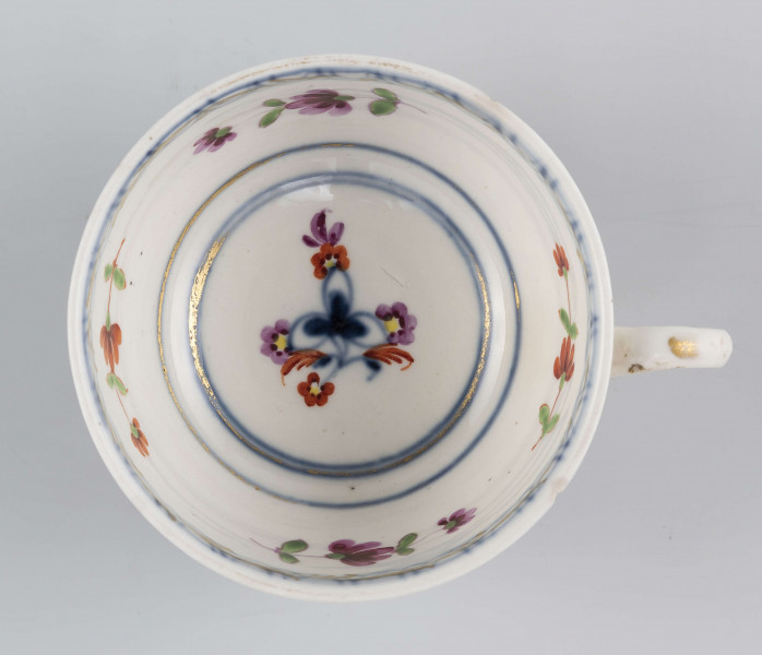 S/CS/1560/1/ML - Filiżanka niska, półkulista, rozszerzająca się ku górze, na pierścieniowej podstawie, ucho z okrągłego wałka w kształcie litery 