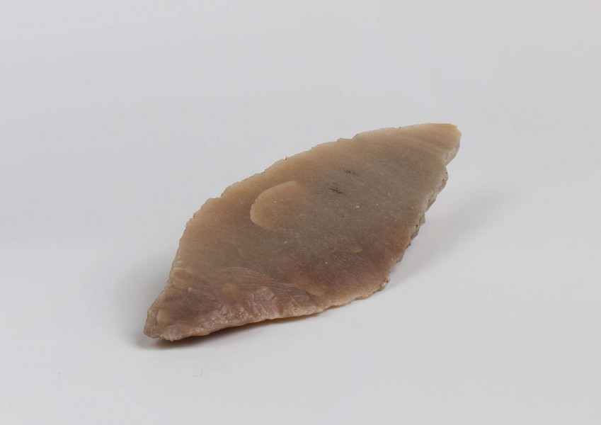 Liściak dwukątowy, nasada na stronie wierzchniej uformowana retuszem półstromym, strona spodnia nasady płasko łuskana, wierzchołem uformowany w półtylec