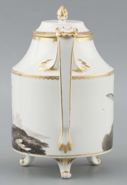 S/CS/1480/ML - Dzbanek cylindryczny, na trzech nóżkach w kształcie lwich łap, szyja w formie zwężonego pierścienia, wylew z dziobkiem, ucho dołem prostokątnie załamane, górą wygięte, rozdwojone, z reliefowymi liśćmi w osadzeniach. Przykrywa w formie wąskiego, konicznego pierścienia, z uchwytem w kształcie szyszki. Dekoracja drukowana en grisaille w kolorze czarnym. Po obu stronach brzuśca sceny alegoryczne: lew prowadzony na pasku przez amorka, powyżej napis 